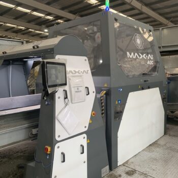 MAX-AI-AQC robot working in addition to MRF staff to recover plastics and fibre